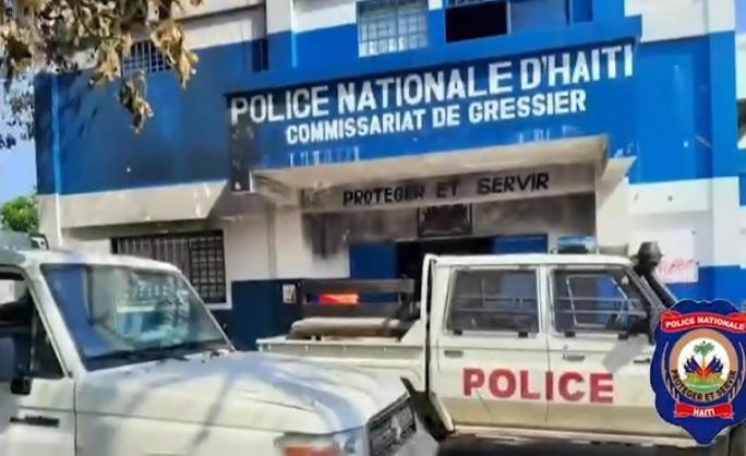 सशस्त्र गिरोहों ने हैती पुलिस की नाक में दम कर दिया है। फोटो-इंटरनेट मीडिया सशस्त्र गिरोहों ने हैती पुलिस की नाक में दम कर दिया है। फोटो-इंटरनेट मीडिया
