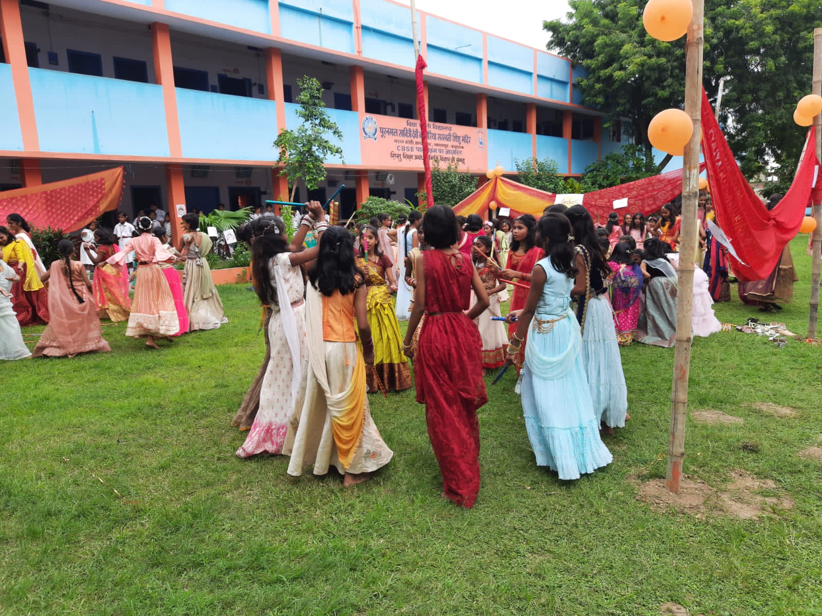 नृत्य करते बच्चे नृत्य करते बच्चे