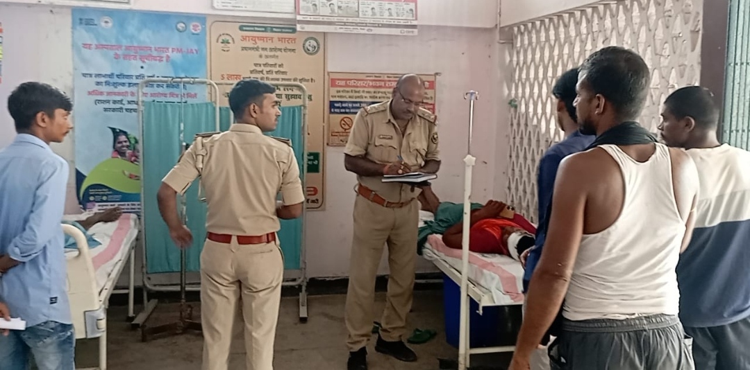 पूछताछ करती पुलिस पूछताछ करती पुलिस