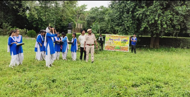 अररिया फोटो:स्कूली बच्चे डॉल्फिन को देखने हुए जमा अररिया फोटो:स्कूली बच्चे डॉल्फिन को देखने हुए जमा