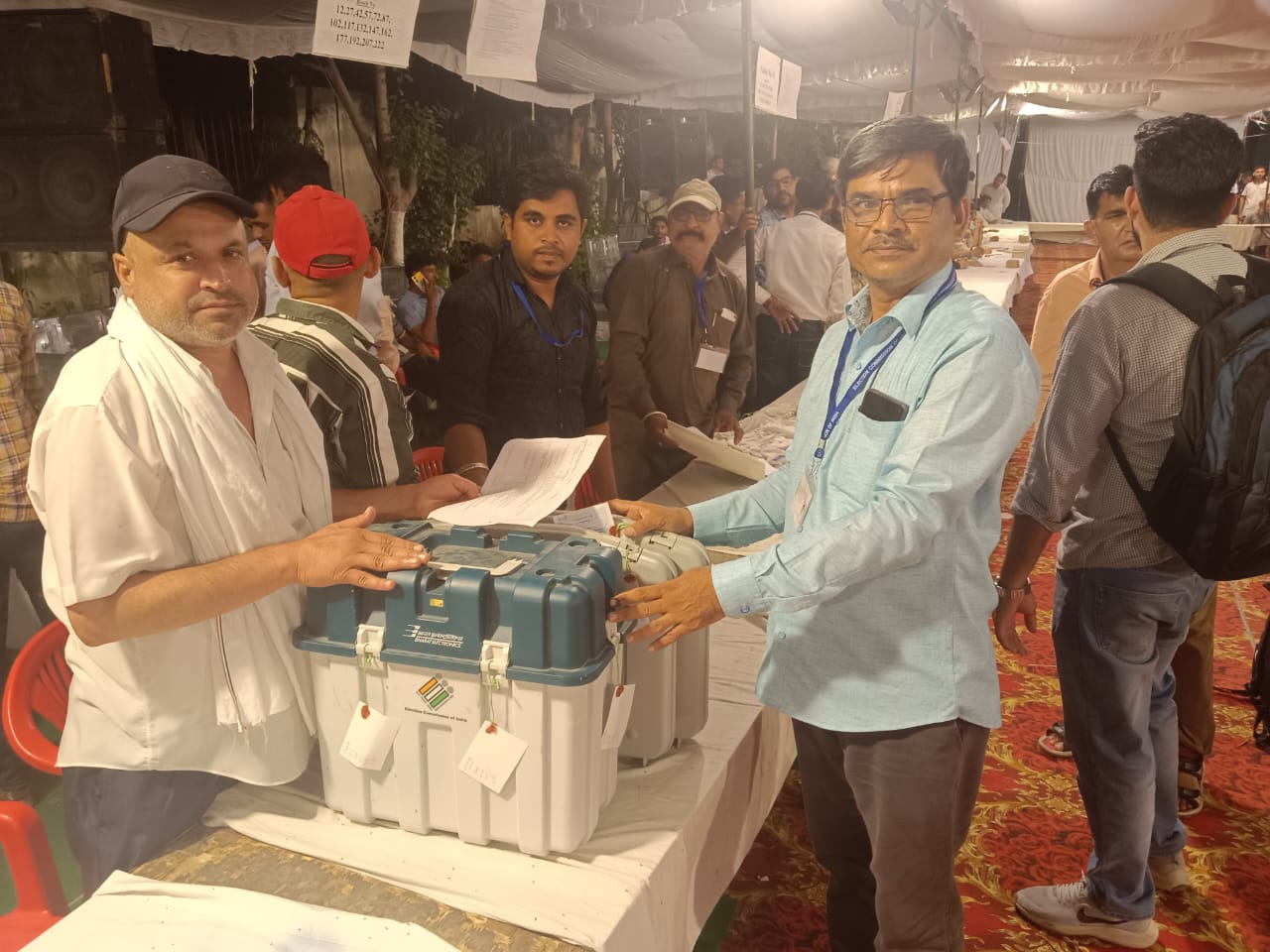 मतदान प्रक्रिया संपन्न करवाने के बाद ईवीएम मशीनों को जमा करवाते हुए पोलिंग पार्टियां। मतदान प्रक्रिया संपन्न करवाने के बाद ईवीएम मशीनों को जमा करवाते हुए पोलिंग पार्टियां।