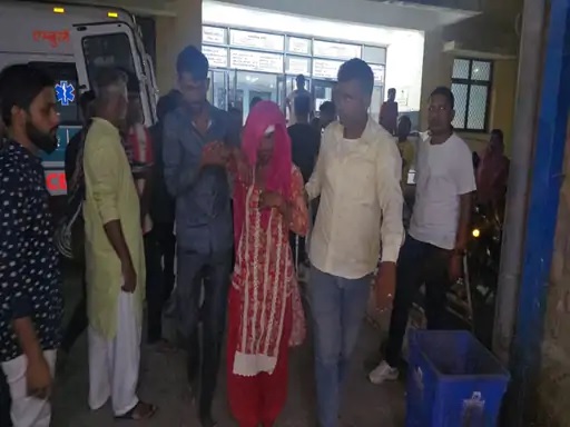 हादसे के बाद घायलों को बाड़मेर जिला हॉस्पिटल में भर्ती कराया गया हादसे के बाद घायलों को बाड़मेर जिला हॉस्पिटल में भर्ती कराया गया