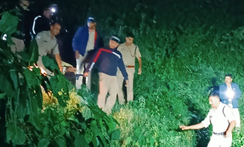बागेश्वर के सौंग-लोहारखेत-खलीधार मार्ग पर खाई में गिरी वाहन को रेस्क्यू करती पुलिस टीम। बागेश्वर के सौंग-लोहारखेत-खलीधार मार्ग पर खाई में गिरी वाहन को रेस्क्यू करती पुलिस टीम।