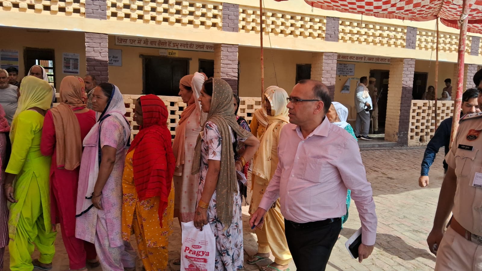 प्रताप गेट स्थित स्वामी विवेकानंद वरिष्ठ माध्यमिक विद्यालय में बने बूथों का निरीक्षण करते हुए जिला निर्वाचन अधिकारी एवं डीसी डॉ. विवेक भारती। प्रताप गेट स्थित स्वामी विवेकानंद वरिष्ठ माध्यमिक विद्यालय में बने बूथों का निरीक्षण करते हुए जिला निर्वाचन अधिकारी एवं डीसी डॉ. विवेक भारती।