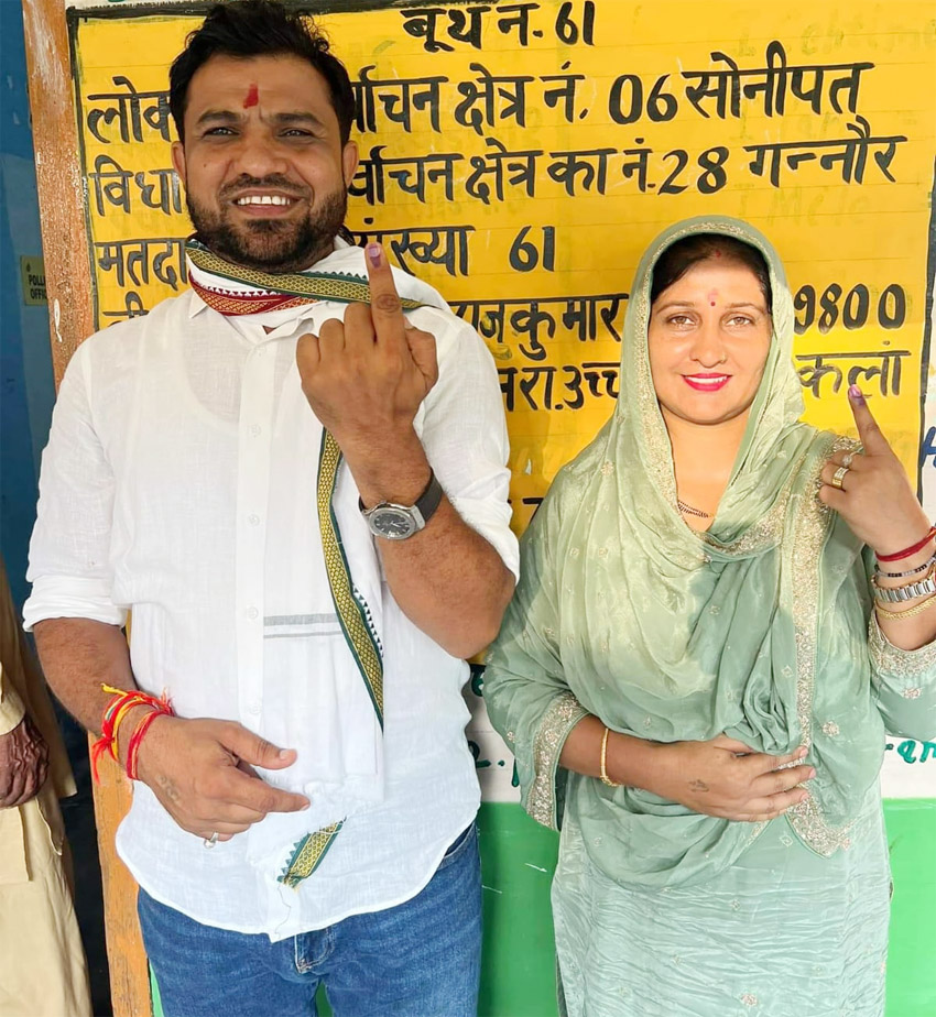 गन्नौर विधानसभा क्षेत्र के बूथ नंबर 61 पर अपना वोट डालने के बाद देवेंद्र कादियान उनकी पत्नी रानी के साथ