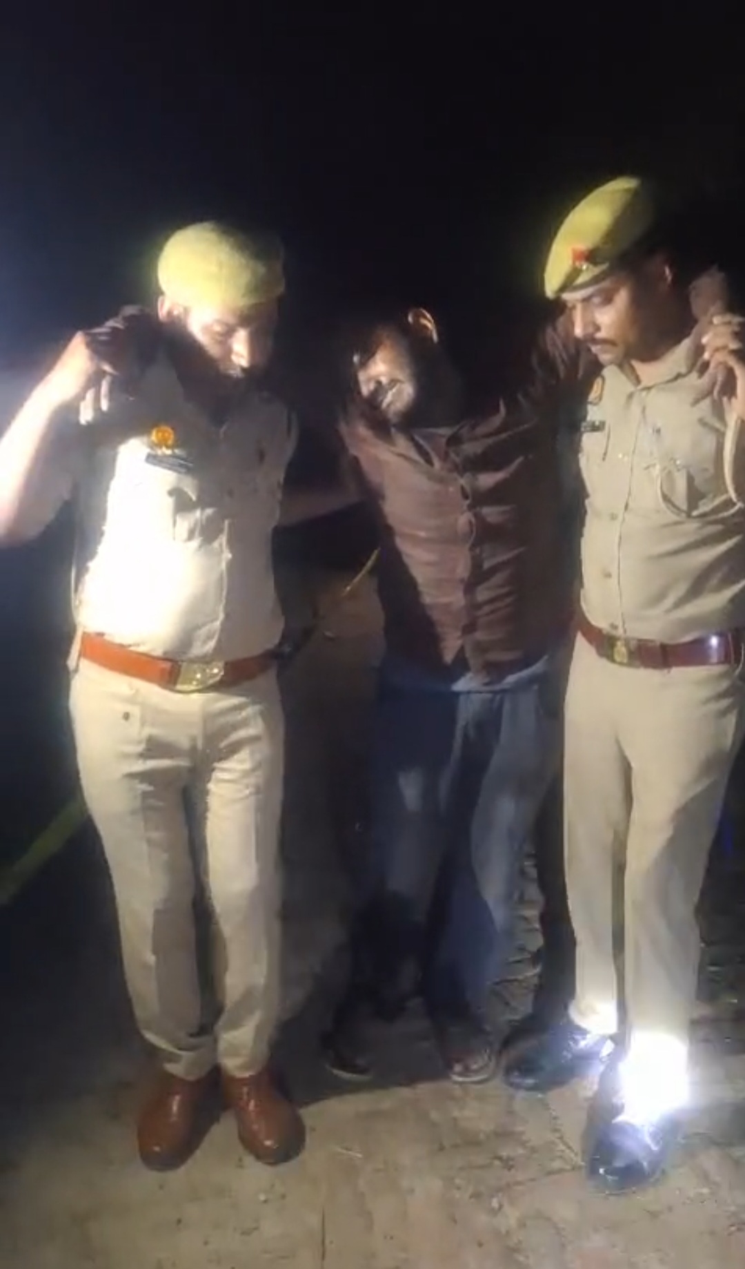 घायल अभियुक्त चंदन वर्मा को ले जाती पुलिस घायल अभियुक्त चंदन वर्मा को ले जाती पुलिस