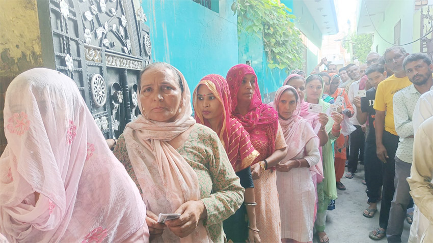 5 Snp-     सोनीपत: मतदान से संबंधित फोटो