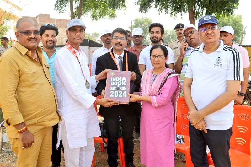 एशिया बुक ऑफ द वर्ल्ड रिकॉर्ड की एक प्रति प्राप्त करते हुए कलेक्टररानी बाटड एशिया बुक ऑफ द वर्ल्ड रिकॉर्ड की एक प्रति प्राप्त करते हुए कलेक्टररानी बाटड