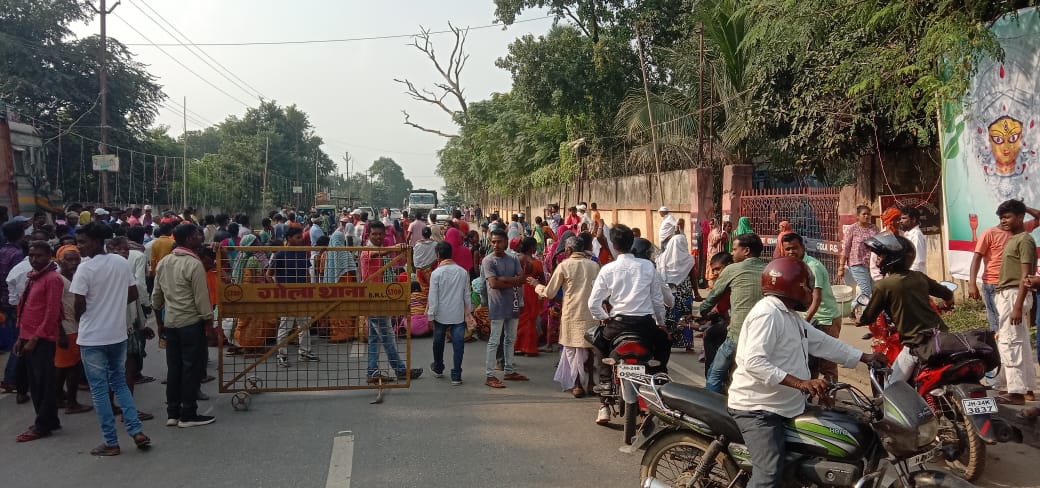 सड़क पर लगी ग्रामीणों की भीड़