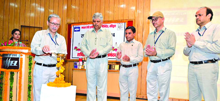 दीप प्रज्जवलित कर शुभारम्भ करते हुए दीप प्रज्जवलित कर शुभारम्भ करते हुए