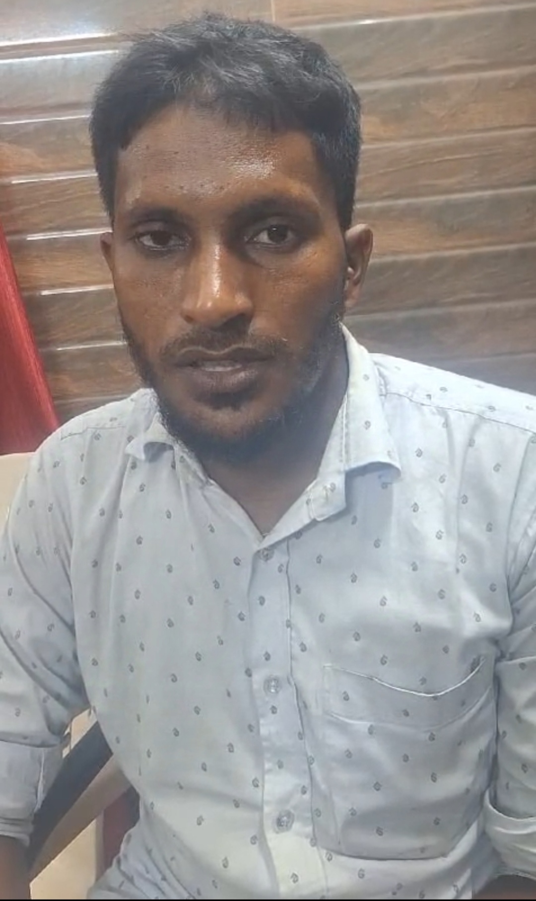 अररिया फोटो:नगर थाना में बैठा बांग्लादेशी नागरिक नवाब अररिया फोटो:नगर थाना में बैठा बांग्लादेशी नागरिक नवाब