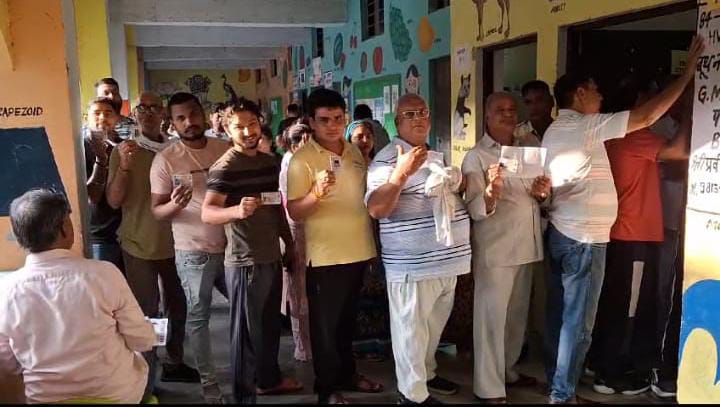 मतदाता मतदान के लिए लाइन में लगे