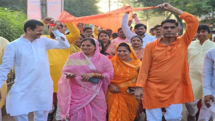 गौरव दिवस पर मां शारदा के चरणों में चढाई 2 कि.मी. लम्बी चूनर गौरव दिवस पर मां शारदा के चरणों में चढाई 2 कि.मी. लम्बी चूनर