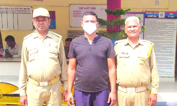 पुलिस गिरफ्त में आरोपित पुलिस गिरफ्त में आरोपित