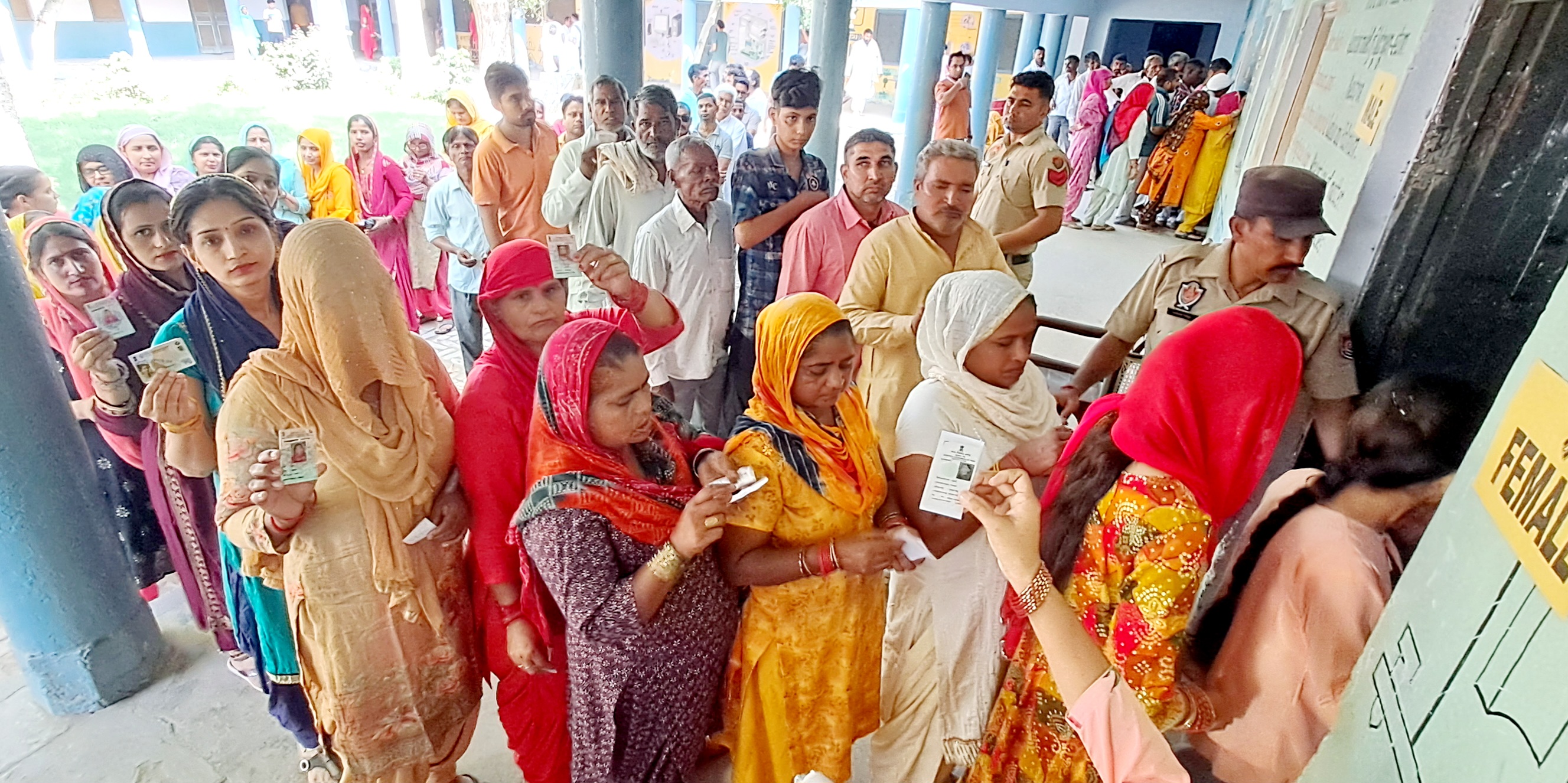 मतदान करते हुए मतदाता। मतदान करते हुए मतदाता।
