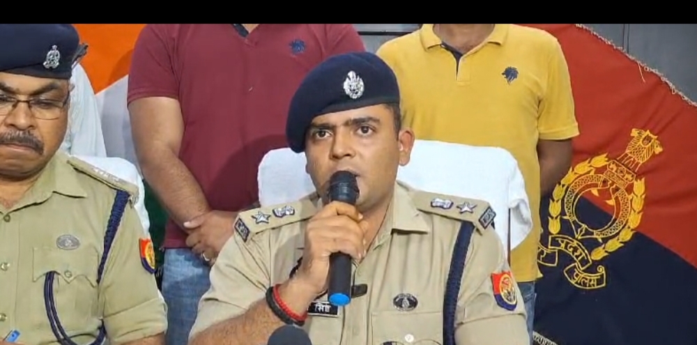 घटना का खुलासा करते अमेठी एसपी अनूप सिंह घटना का खुलासा करते अमेठी एसपी अनूप सिंह