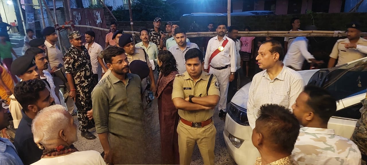 अररिया फोटो:डीएम एसपी जायजा लेते अररिया फोटो:डीएम एसपी जायजा लेते