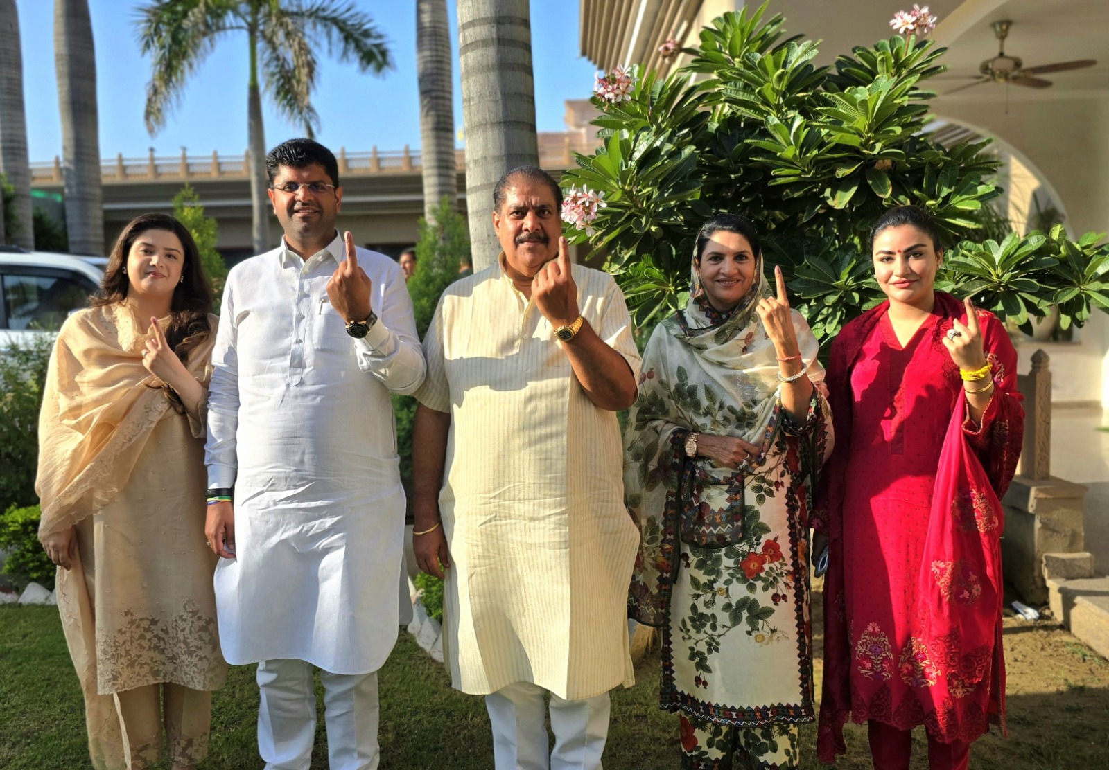 उचाना से चुनाव लड़ रहे पूर्व उपमुख्यमंत्री दुष्यंत चाैटाला सिरसा में वाेट डालकर बाहर आते हुए उचाना से चुनाव लड़ रहे पूर्व उपमुख्यमंत्री दुष्यंत चाैटाला सिरसा में वाेट डालकर बाहर आते हुए