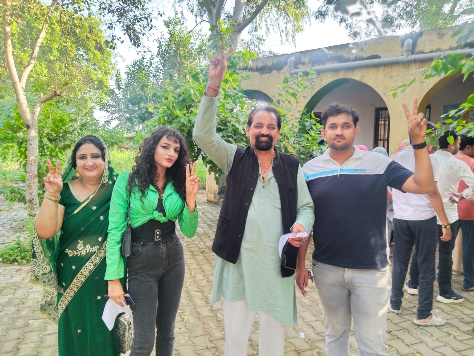 5 आरटीकेः 3 गढ़ी सांपला किलोई में परिवार सहित वोट डालते इनेलो प्रत्याशी कृष्ण कौशिक --
