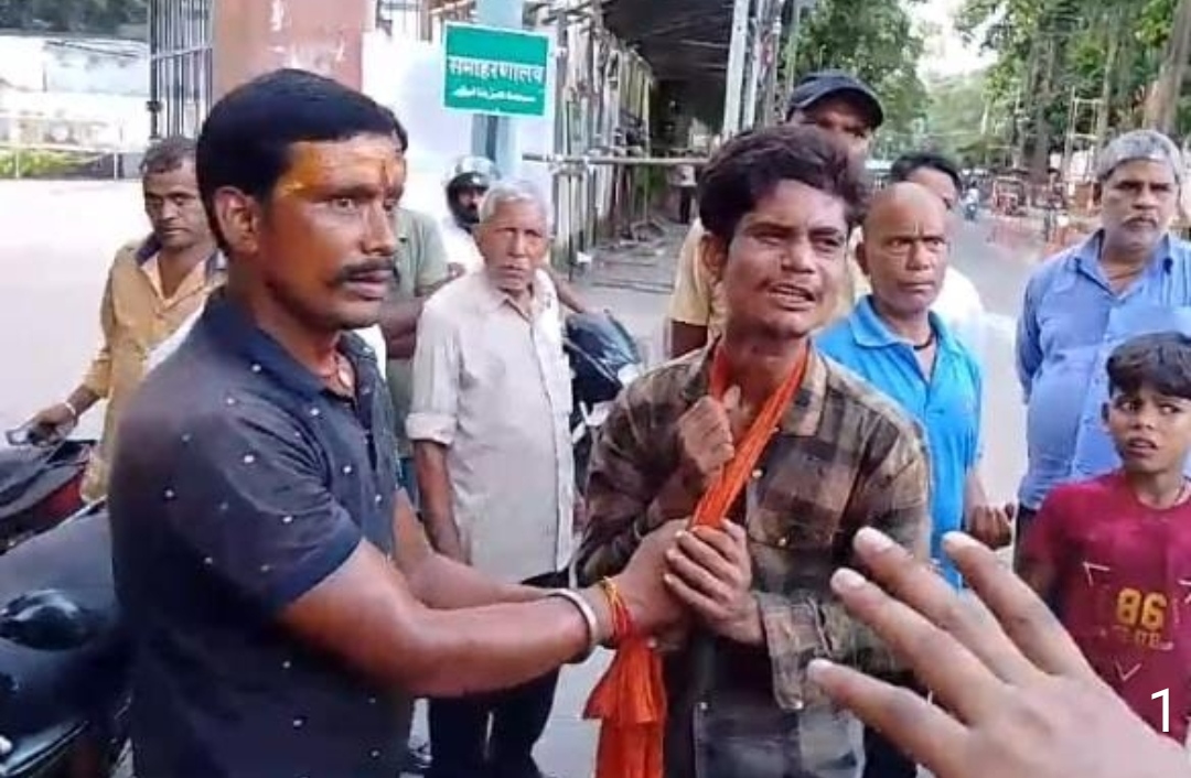 चोर की पिटाई करते लोग चोर की पिटाई करते लोग