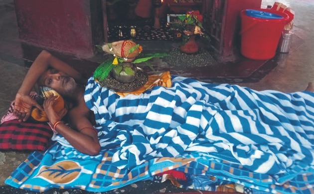 फारबिसगंज में भक्त सीने पर कलश स्थापित कर मां दुर्गा की कर रहे है आराधना फारबिसगंज में भक्त सीने पर कलश स्थापित कर मां दुर्गा की कर रहे है आराधना