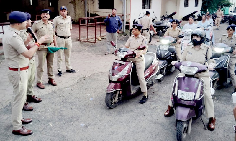 पुलिस अधीक्षक अमित कुमार ने महिला पुलिस स्कूटी दल को हरी झंडी दिखाई पुलिस अधीक्षक अमित कुमार ने महिला पुलिस स्कूटी दल को हरी झंडी दिखाई