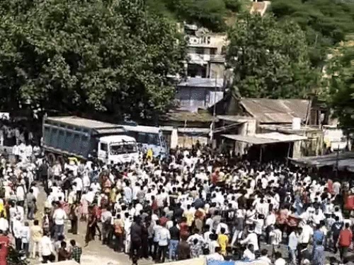 हादसे के बाद स्थानीय लोगों ने बस स्टैंड पर जाम लगा दिया। हादसे के बाद स्थानीय लोगों ने बस स्टैंड पर जाम लगा दिया।