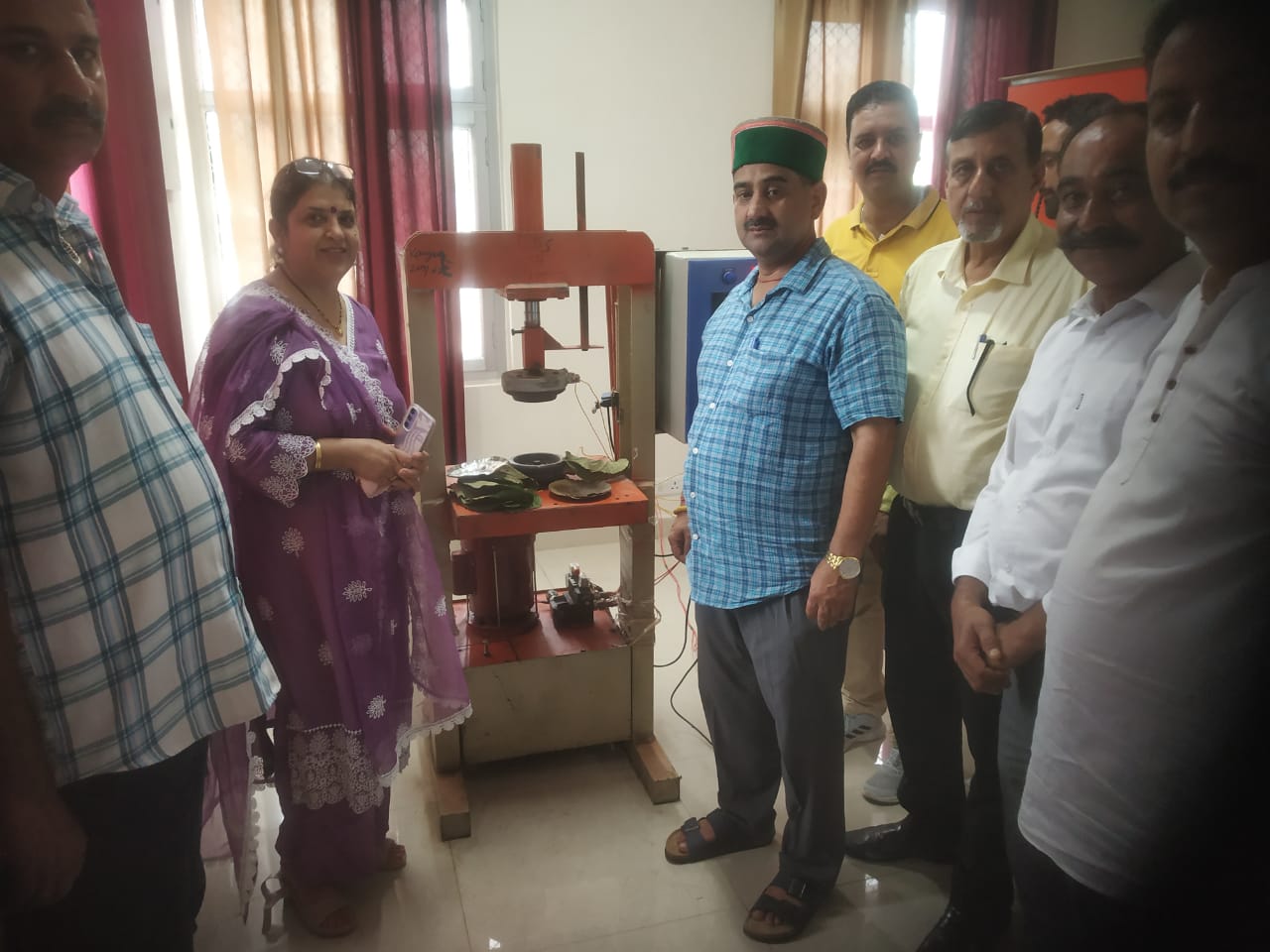 एटीसी सेंटर में लगए उपकरणों की जानकारी लेते हुए उपमुख्य सचेतक केवल पठानिया और अन्य अधिकारी। एटीसी सेंटर में लगए उपकरणों की जानकारी लेते हुए उपमुख्य सचेतक केवल पठानिया और अन्य अधिकारी।