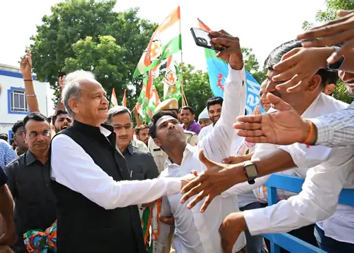 रविवार को जोधपुर एयरपोर्ट पर कांग्रेस कार्यकर्ताओं से मुलाकात करते गहलोत। रविवार को जोधपुर एयरपोर्ट पर कांग्रेस कार्यकर्ताओं से मुलाकात करते गहलोत।