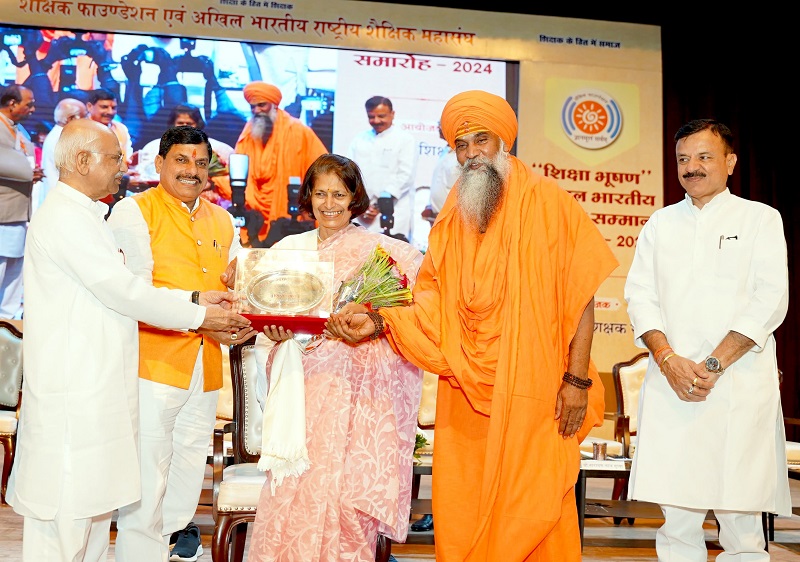 शिक्षा भूषण अखिल भारतीय सम्मान समारोह का शुभारंभ करते हुए शिक्षा भूषण अखिल भारतीय सम्मान समारोह का शुभारंभ करते हुए