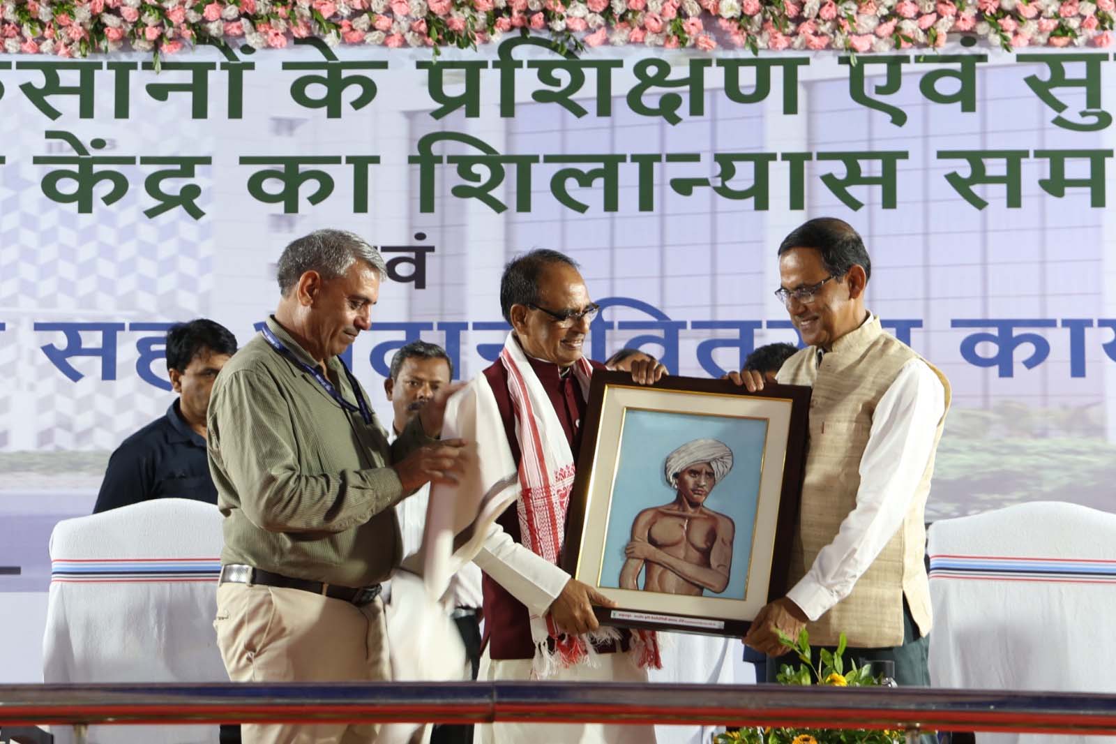 केंद्रीय कृषि एवं किसान कल्याण व ग्रामीण विकास मंत्री शिवराज सिंह चौहान सहित अन् केंद्रीय कृषि एवं किसान कल्याण व ग्रामीण विकास मंत्री शिवराज सिंह चौहान सहित अन्