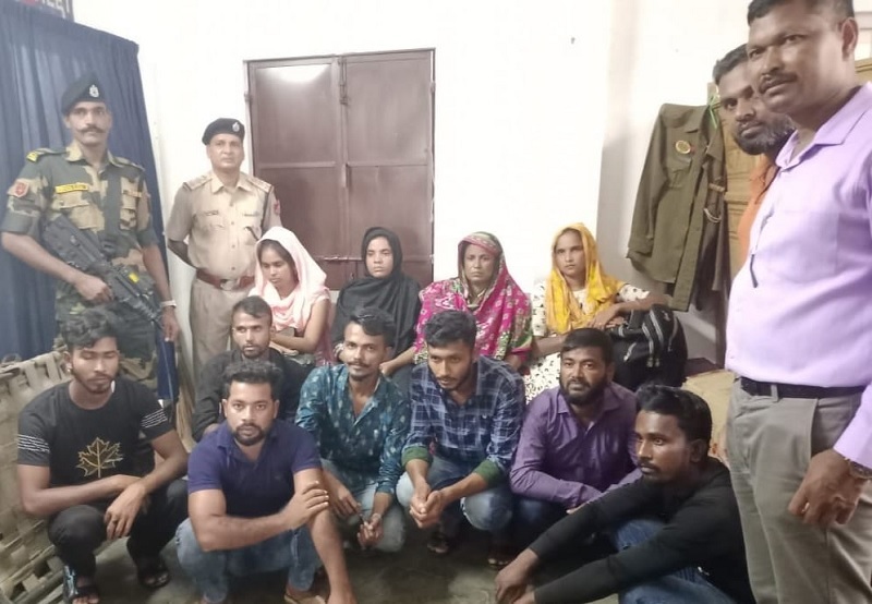 अगरतला रेलवे स्टेशन पर पकड़े गये अवैध बांग्लादेशी नागरिक अगरतला रेलवे स्टेशन पर पकड़े गये अवैध बांग्लादेशी नागरिक