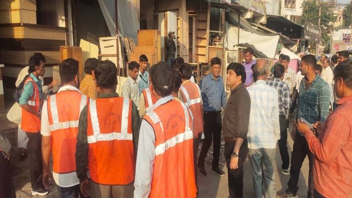 यातायात व्यवस्था सुधार के लिए चालानी कार्रवाई करते हुए टीम यातायात व्यवस्था सुधार के लिए चालानी कार्रवाई करते हुए टीम