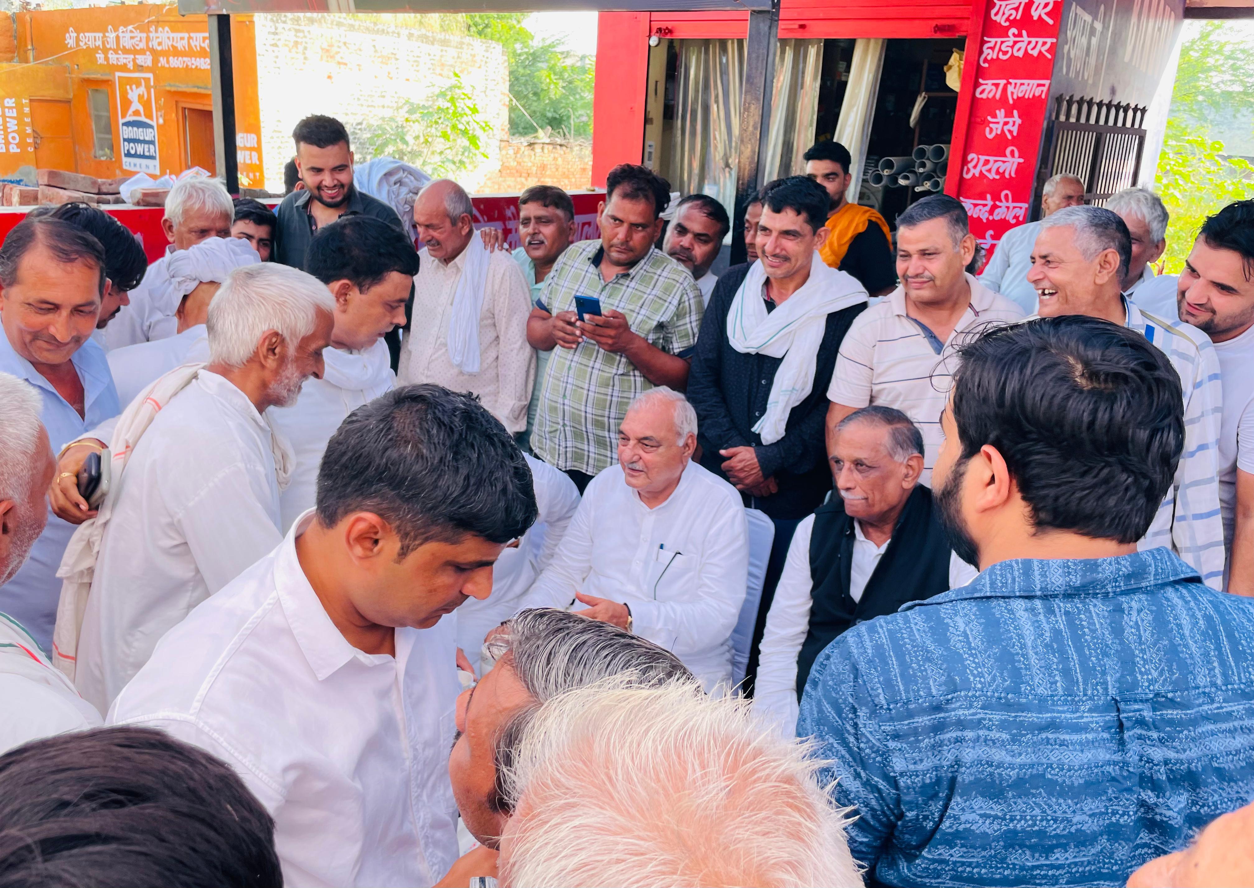 फोटो कैप्शनः 5 आरटीकेः 1 रोहतक में अपने आवास पर समर्थकों से मुलाकात करते पूर्व सीएम हुड्डा। ----- फोटो कैप्शनः 5 आरटीकेः 1 रोहतक में अपने आवास पर समर्थकों से मुलाकात करते पूर्व सीएम हुड्डा। -----