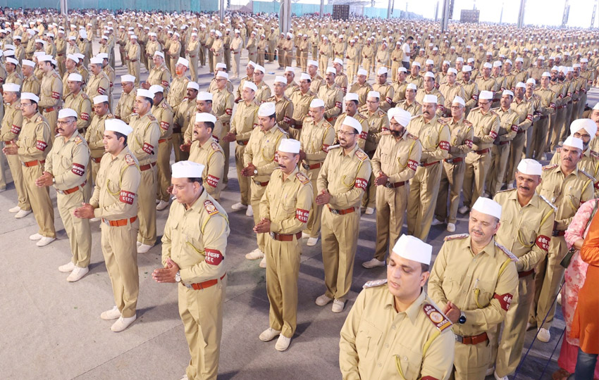 6 Snp-     सोनीपत: सतगुरु माता सुदीक्षा जी     महाराज प्रवचन करते हुए, निरंकारी संत समागम सेवा का शुभारंभ करते हुए, सेवा दल सदस्य