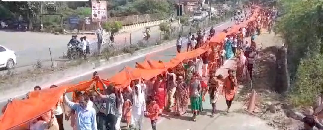 निकली 1111 मीटर चुनरी यात्रा, जगह-जगह स्वागत निकली 1111 मीटर चुनरी यात्रा, जगह-जगह स्वागत