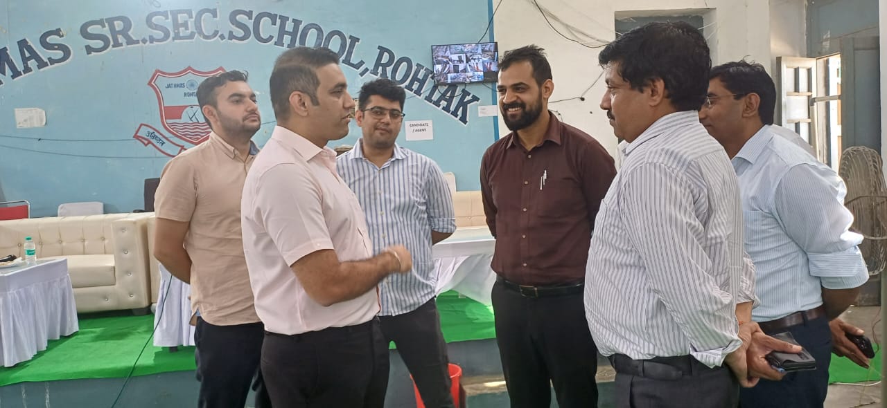 6 आरटीकेः3 स्क्रुटनी कार्य के दौरान आलाधिकारियों से चर्चा करते जिला निर्वाचन अधिकारी। 6 आरटीकेः3 स्क्रुटनी कार्य के दौरान आलाधिकारियों से चर्चा करते जिला निर्वाचन अधिकारी।