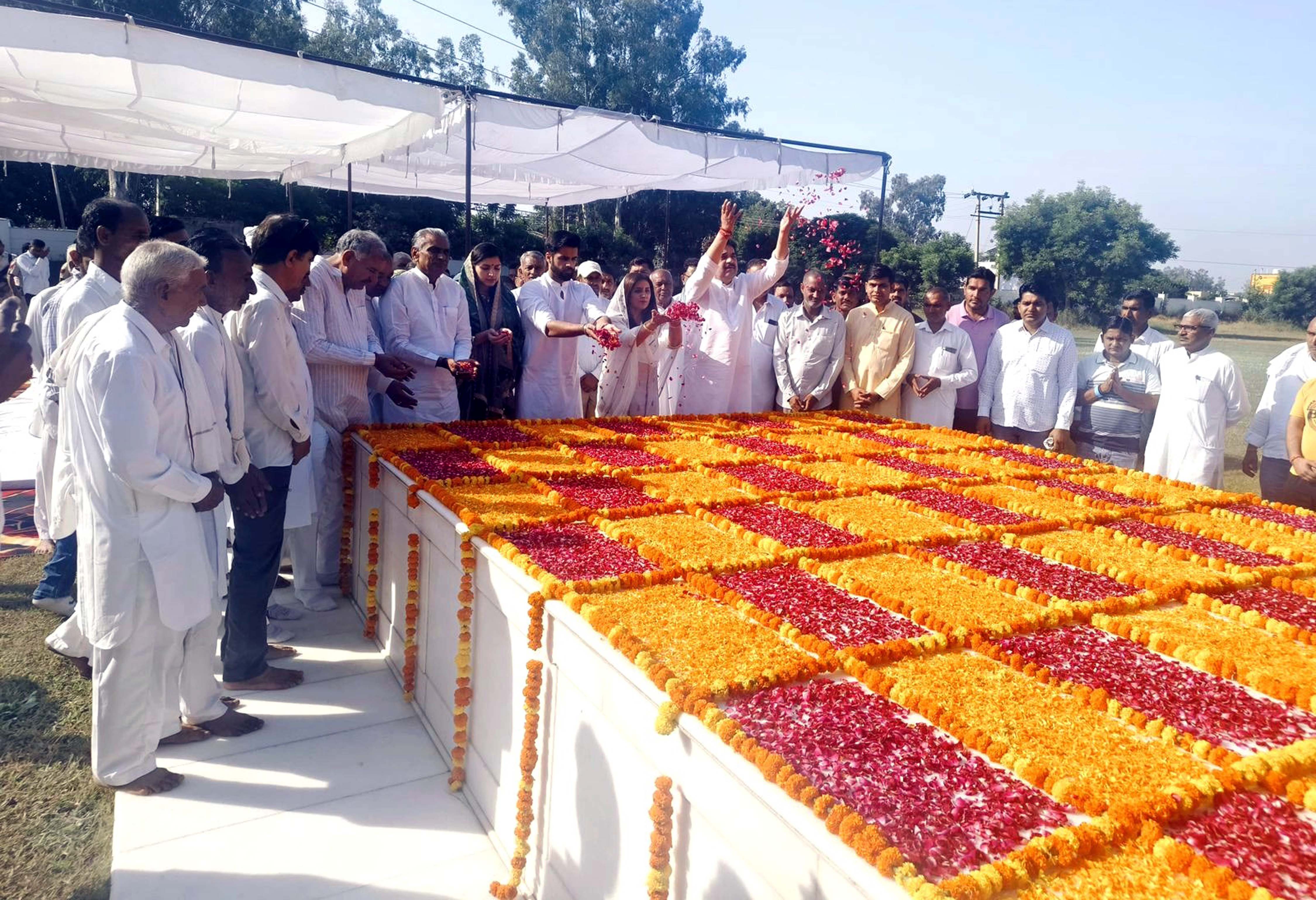 आदमपुर समाधी स्थल पर चौ. भजनलाल को पुष्पांजलि अर्पित करते हुए कुलदीप बिश्नोई व अन्य। आदमपुर समाधी स्थल पर चौ. भजनलाल को पुष्पांजलि अर्पित करते हुए कुलदीप बिश्नोई व अन्य।