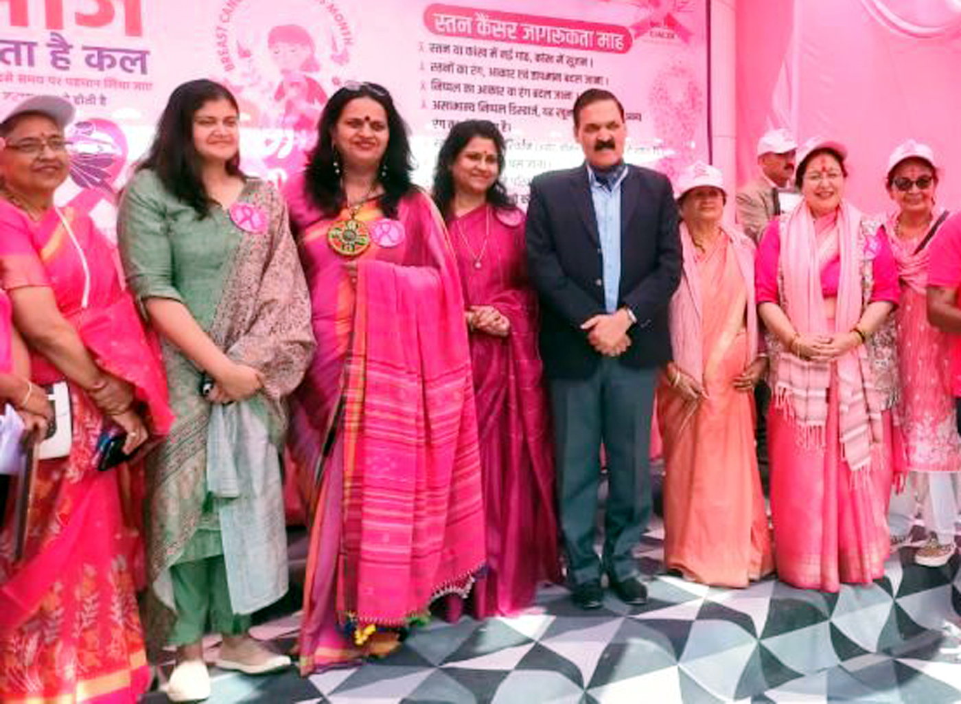 पिंक रैली के शुभारंभ अवसर पर मंचासीन मुख्य एवं विशिष्ट अतिथि आदि। पिंक रैली के शुभारंभ अवसर पर मंचासीन मुख्य एवं विशिष्ट अतिथि आदि।