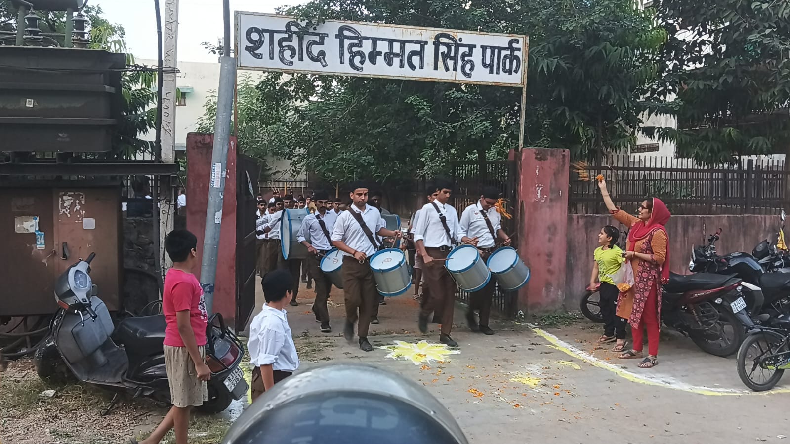 घोष वादन के साथ निकला आरएसएस का पथ संचलन