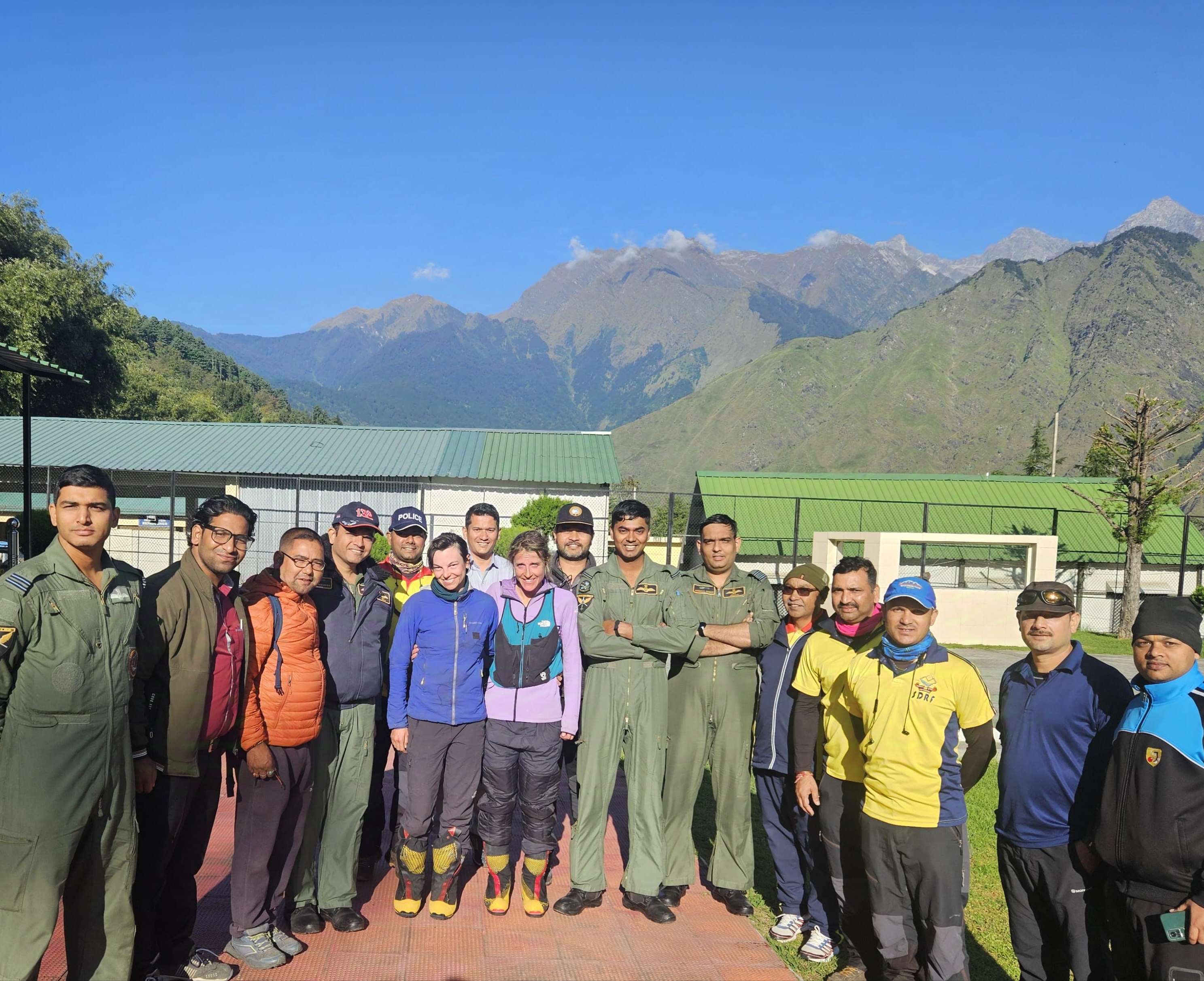 रेस्क्यू कर चौखंभा पीक से निकली गईं विदेशी महिला पर्वतारोही व सेना एवं एसडीआरएफ टीम। रेस्क्यू कर चौखंभा पीक से निकली गईं विदेशी महिला पर्वतारोही व सेना एवं एसडीआरएफ टीम।