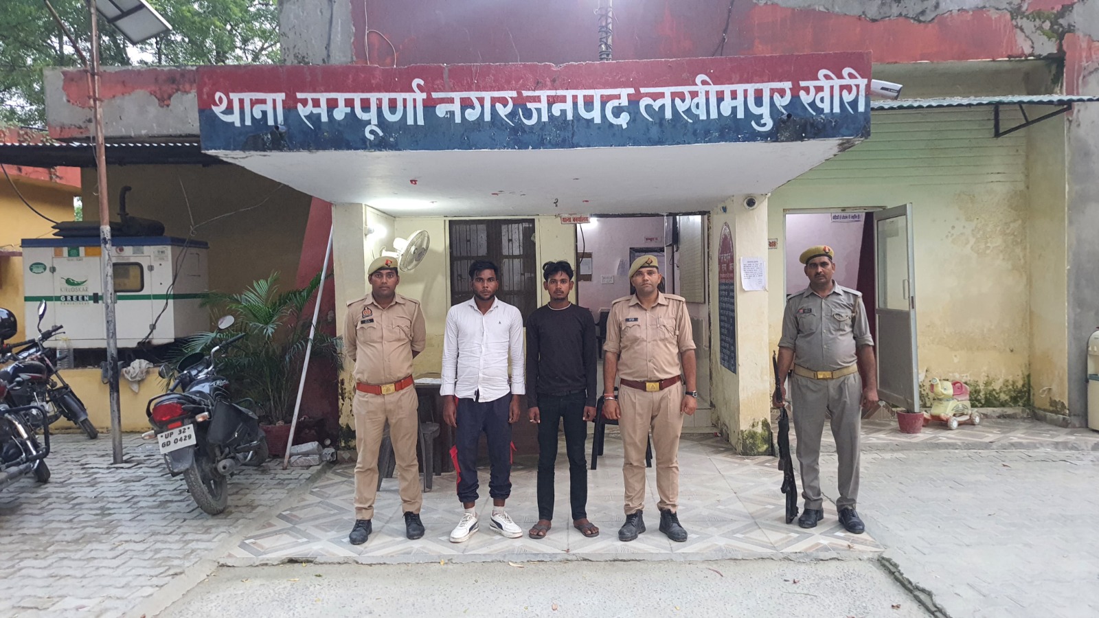 महिलाओं व युवतियों पर अभद्र व अश्लील टिप्पणी कर रहे दो युवक गिरफ्तार महिलाओं व युवतियों पर अभद्र व अश्लील टिप्पणी कर रहे दो युवक गिरफ्तार