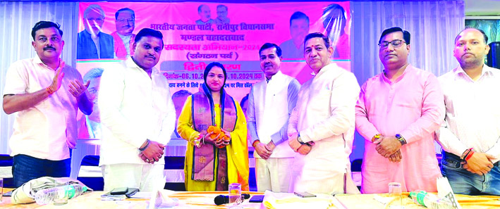बैठक के दौरान सम्मानित करते हुए
