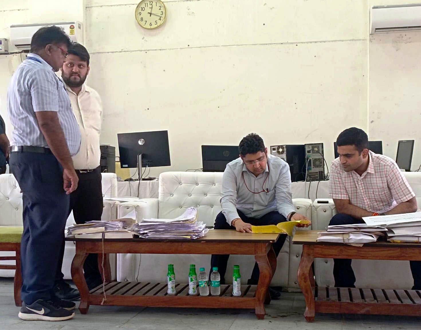 पर्यवेक्षक राघव लांगर ने डीसी एवं जिला निर्वाचन अधिकारी विक्रम सिंह के साथ राजनीतिक दलों के उम्मीदवारों व उनके प्रतिनिधियों की उपस्थिति में मतदान संबंधी सभी कागजातों की स्क्रूटनी की। पर्यवेक्षक राघव लांगर ने डीसी एवं जिला निर्वाचन अधिकारी विक्रम सिंह के साथ राजनीतिक दलों के उम्मीदवारों व उनके प्रतिनिधियों की उपस्थिति में मतदान संबंधी सभी कागजातों की स्क्रूटनी की।