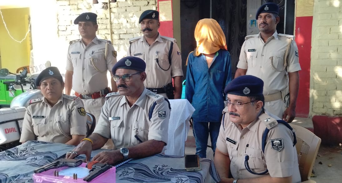 गिरफ्तार अपराधी व पुलिस टीम