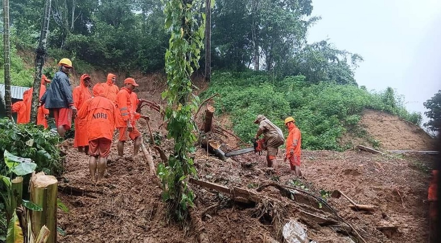 शिलांग: मेघालय में हुए भूस्खलन की तस्वीर जहां सात लोगों की मौत हुई है। दो शव बरामद किए गए हैं। शिलांग: मेघालय में हुए भूस्खलन की तस्वीर जहां सात लोगों की मौत हुई है। दो शव बरामद किए गए हैं।