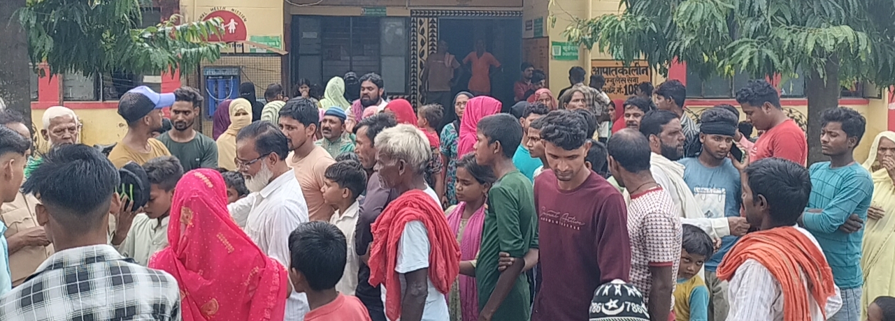 ग्रामीणों की लगी भीड़ ग्रामीणों की लगी भीड़