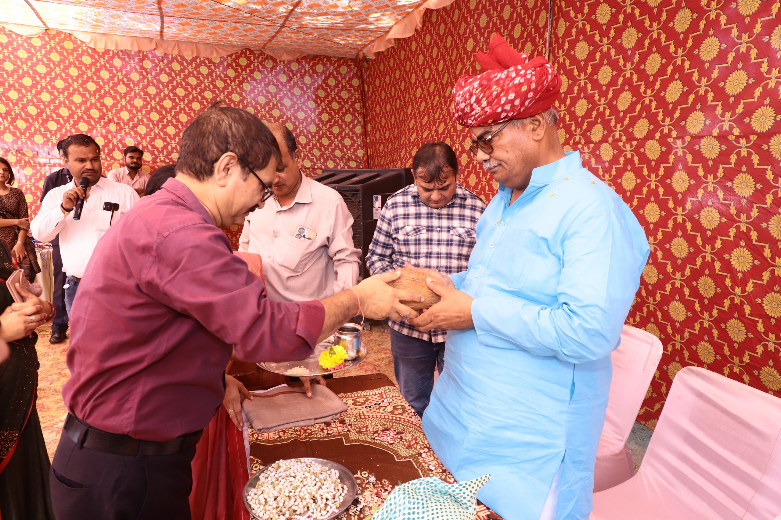 सम्मानित करते दिलावर। सम्मानित करते दिलावर।