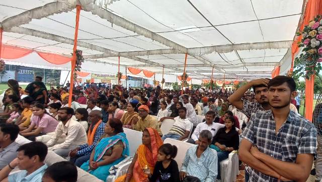 हितलाभ वितरण कार्यक्रम में लाभार्थी और भाजपा कार्यकर्ता