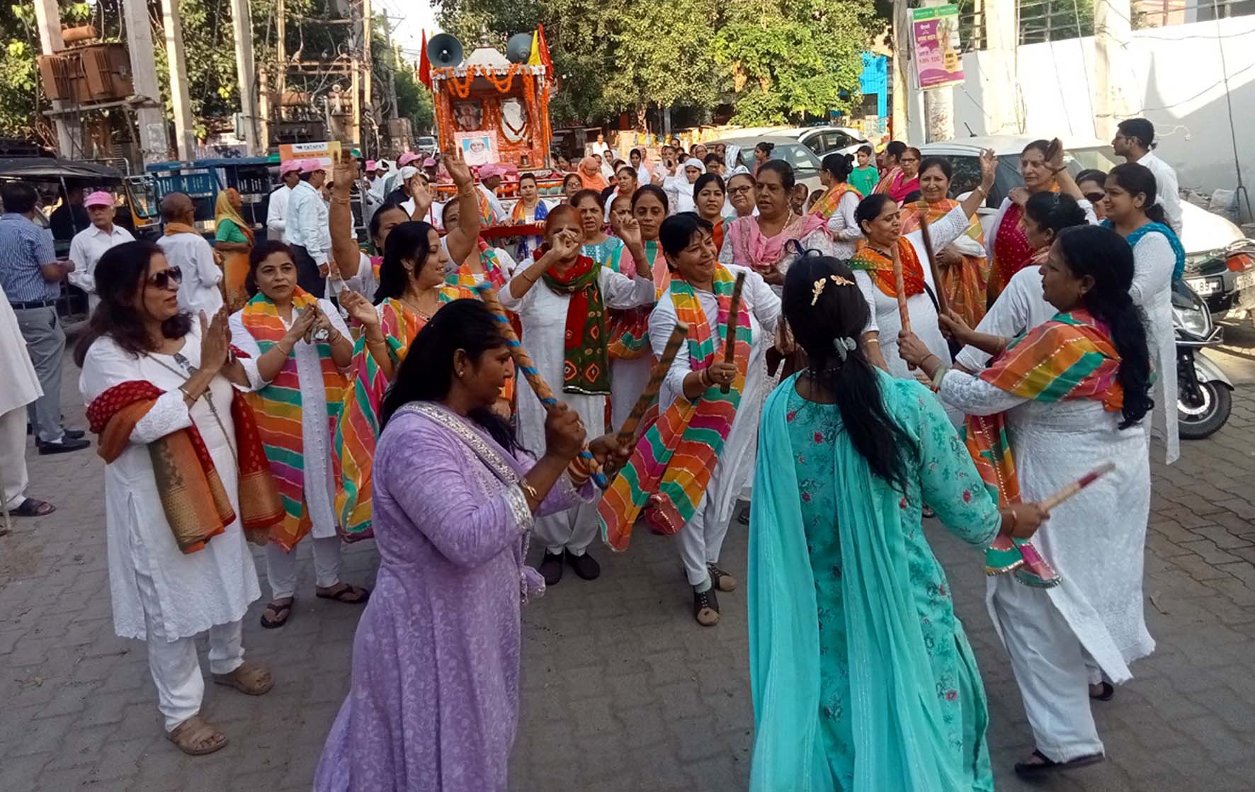 शोभा यात्रा में झूमते हुए श्रद्धालु। शोभा यात्रा में झूमते हुए श्रद्धालु।